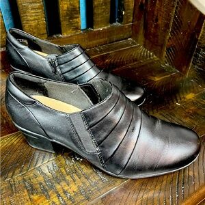 Collection by Clarks women’s Ankle Boots Booties Black Leather size 11W